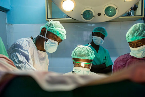 Chirurgie réparatrice de la fistule au Centre de la Fistule Gynocare et  à la maternité d'Eldoret, Kenya, 